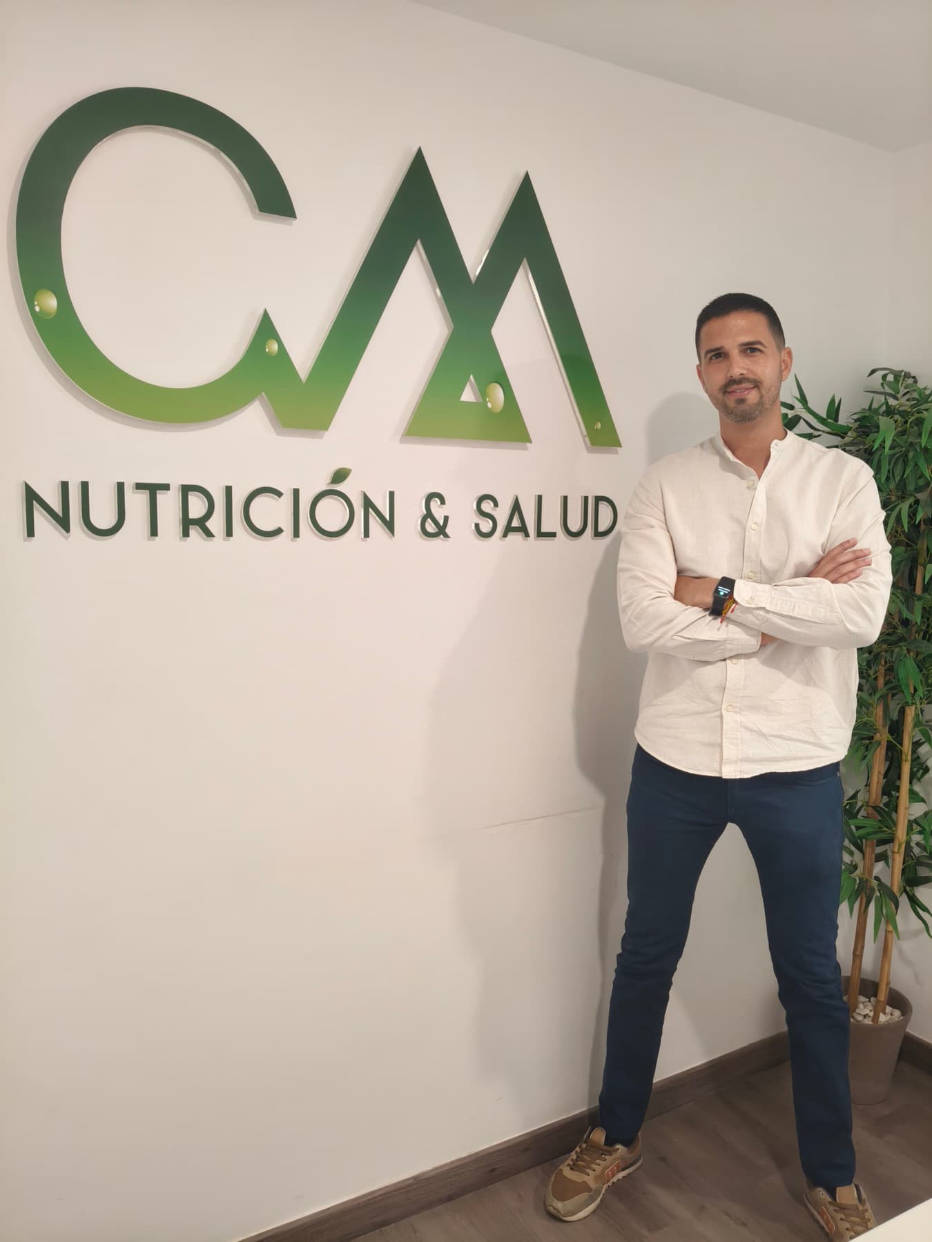 Camilo Álvarez Almeida en su consulta de nutrición en Gran Canaria