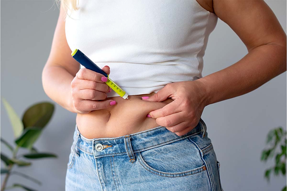 Mujer adulta inyectándose semiglutida para la perdida de peso