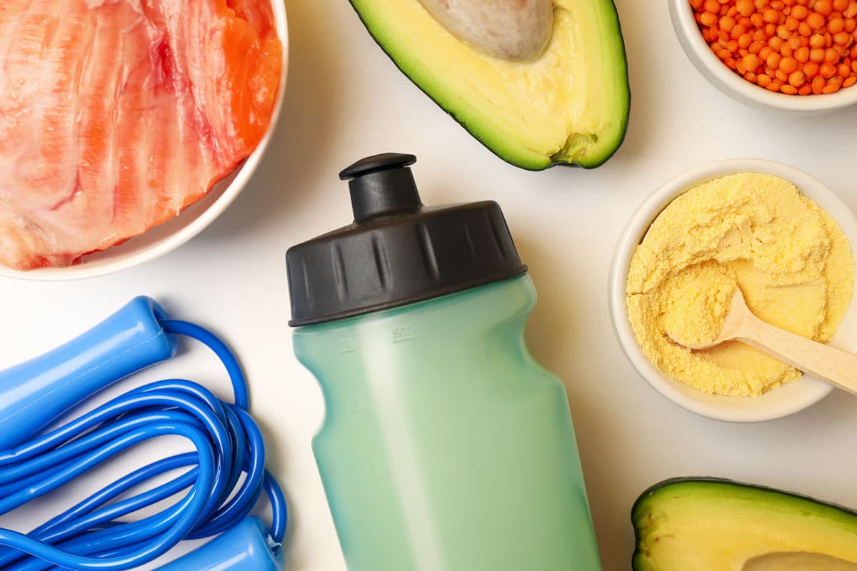 Nutrición Deportiva Comida Saludable en Mesa con Botella de Agua